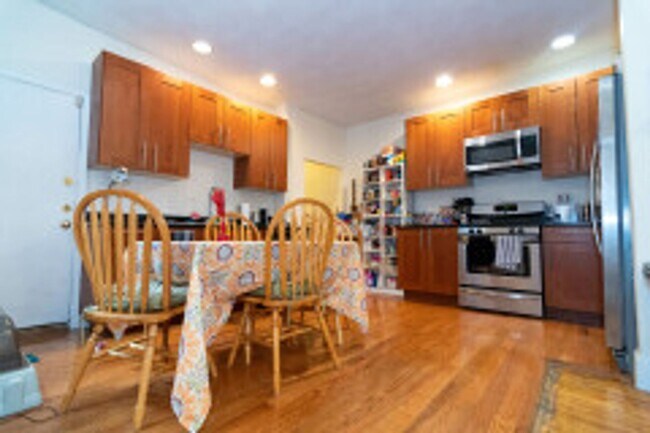 Building Photo - AWESOME 4 Bed 2 BATH LISTING!!!!
