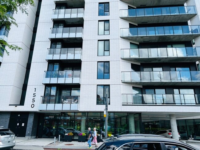 Photo du bâtiment - 1550 Rue Des Bassins