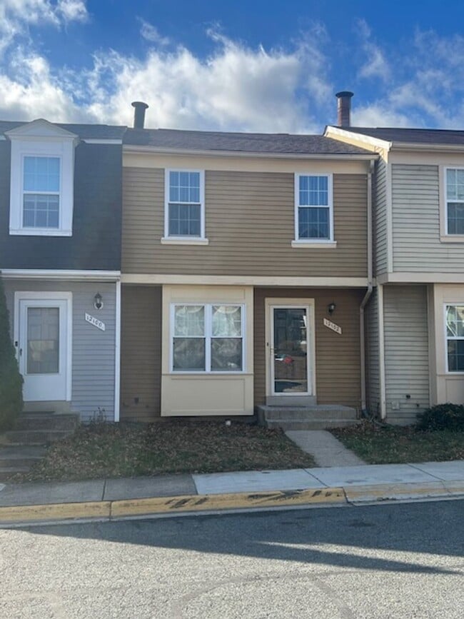 Building Photo - 3 LEVEL TOWNHOME IN GUNNERS LAKE VILLAGE