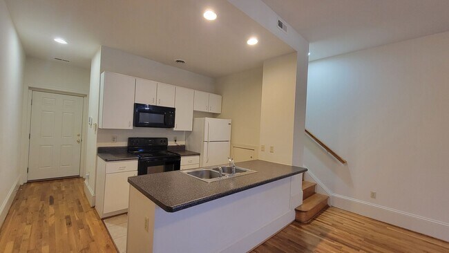 Building Photo - Three Bedroom Three Bath Townhome in Fan D...