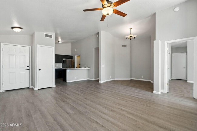 Building Photo - 1424 E Binner Dr