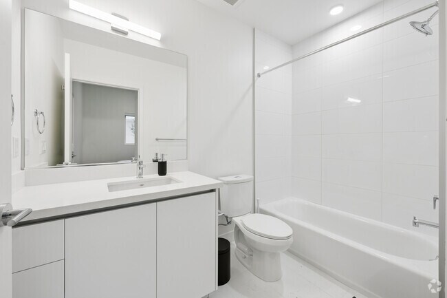 5BR, 5BA - Unit 104 - Bathroom - 626 N Wilton Pl