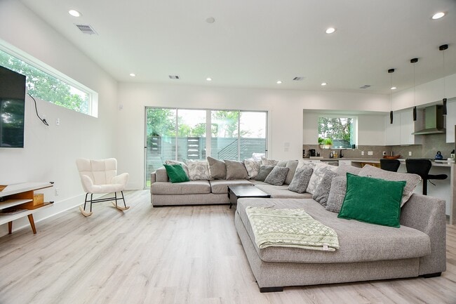 Foto del edificio - 7603 Jacquelyn Gdns Ln