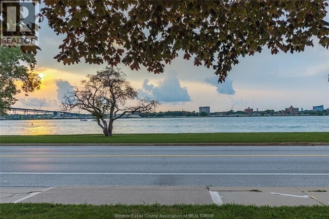 Photo du bâtiment - 2161 Riverside Dr W