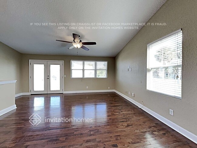 Building Photo - 410 4th St S