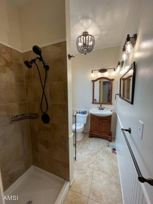 Building Photo - 4 br, 2 bath House - 2550 Sutter St #B