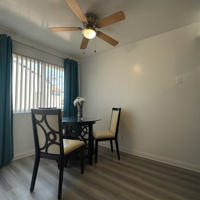 Foto del edificio - 317 E Hazel St