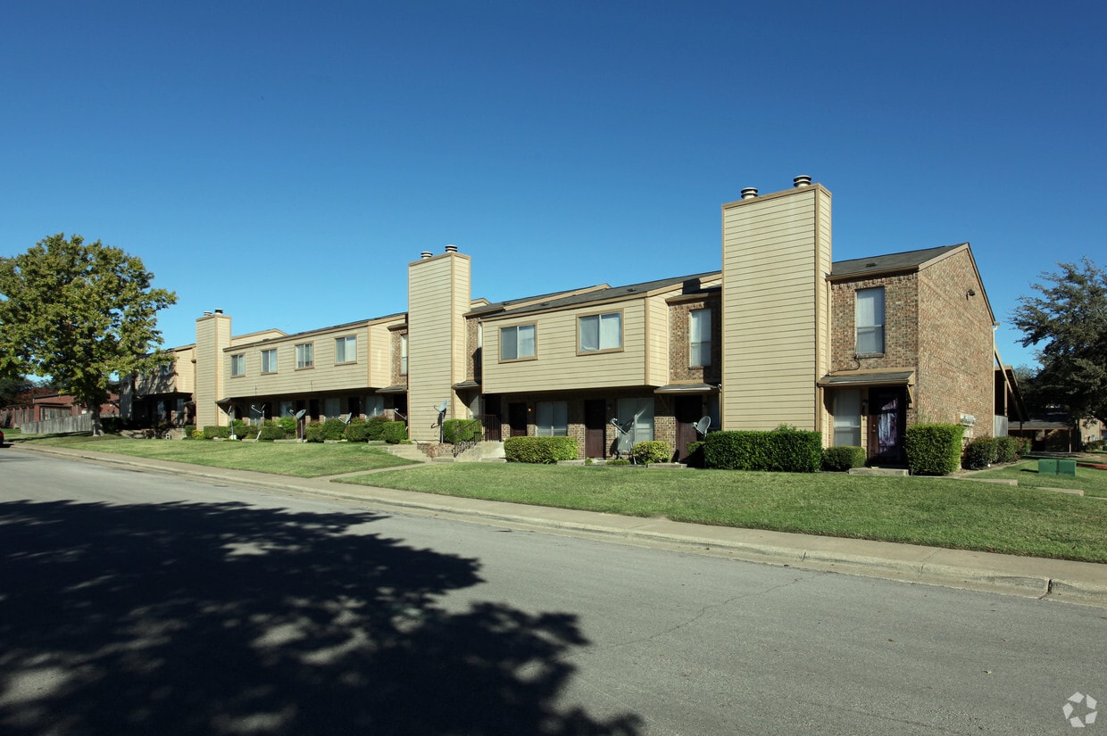 Primary Photo - Parkwood Plaza Townhomes