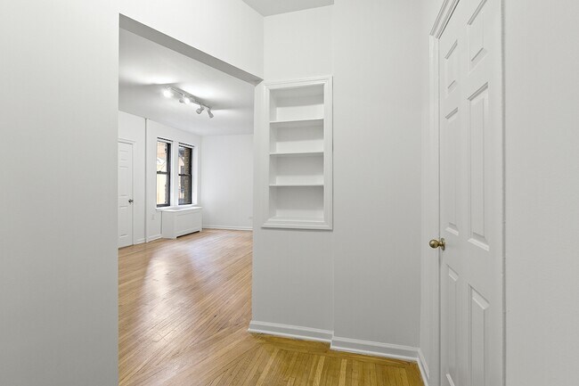 Building Photo - 225 W 23rd St