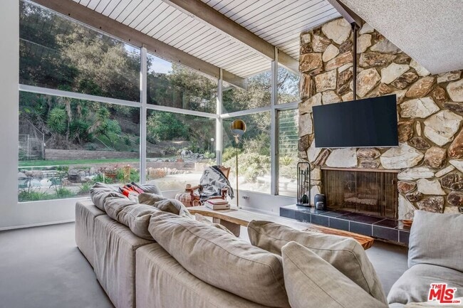 Foto del edificio - 2436 Arbutus Dr