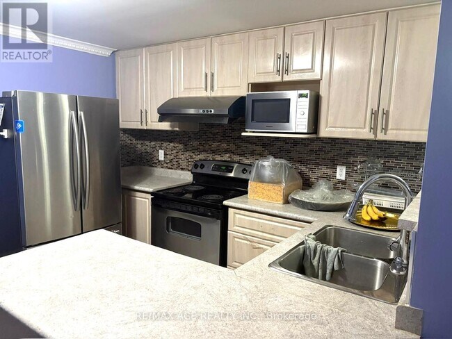 Building Photo - 251 Taysham Crescent