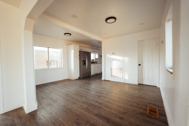 Building Photo - 232 E Marengo Ave