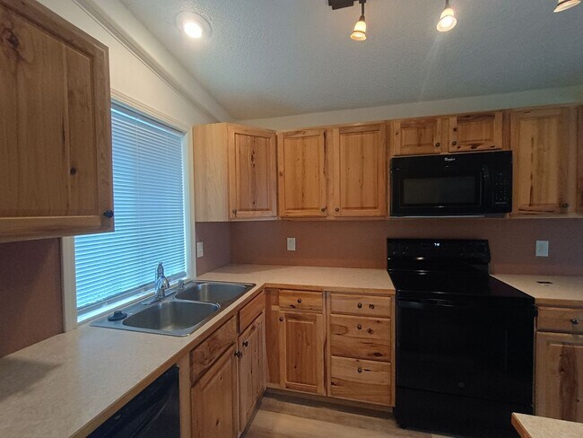 Building Photo - Remodeled 2-bedroom, 1-bath home located in the heart of East Bremerton