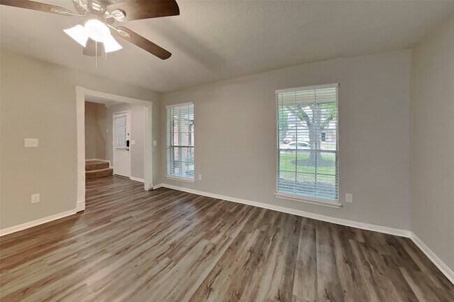 Foto del edificio - 9322 Bayou Bluff Dr
