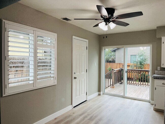 Building Photo - Beautiful home in an established Roseville...