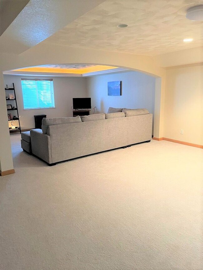 Building Photo - Spacious Basement Apartment in Quiet, Peac...