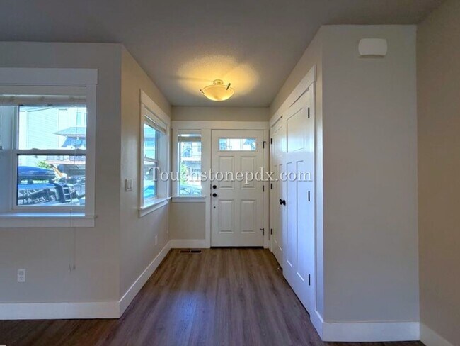 Foto del edificio - Modern Open Concept 3 Bedroom Home with Balcony and Attached Garage