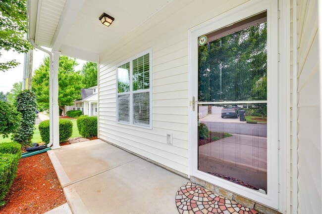 Building Photo - Beautifully maintained 3-bedroom, 3 bath e...