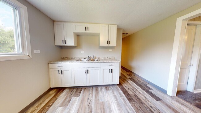 Foto del edificio - Old Brooklyn - 4 Bedroom Single Family Home