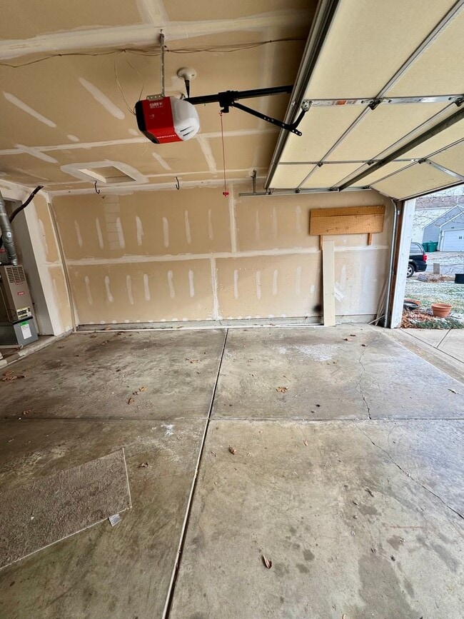 Building Photo - Southside 3/2 home with attached 2 car garage