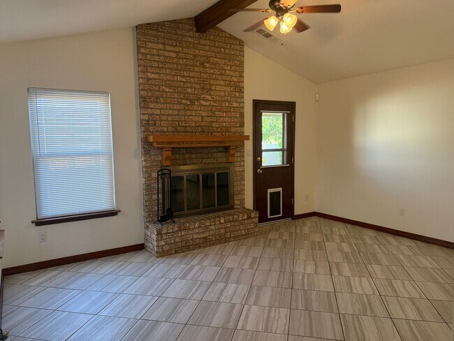 Foto del edificio - 3 Bedroom Near Mariposa Park in Taylor Ranch