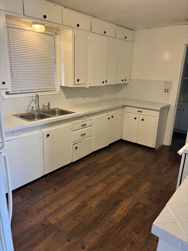 Building Photo - 629 W Nettie Ave