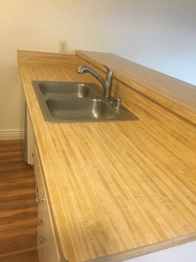 Foto del edificio - Chico 2 bed, one bath Duplex Private court...