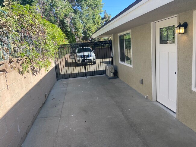 Puerta de entrada - 1784 N 1st Ave