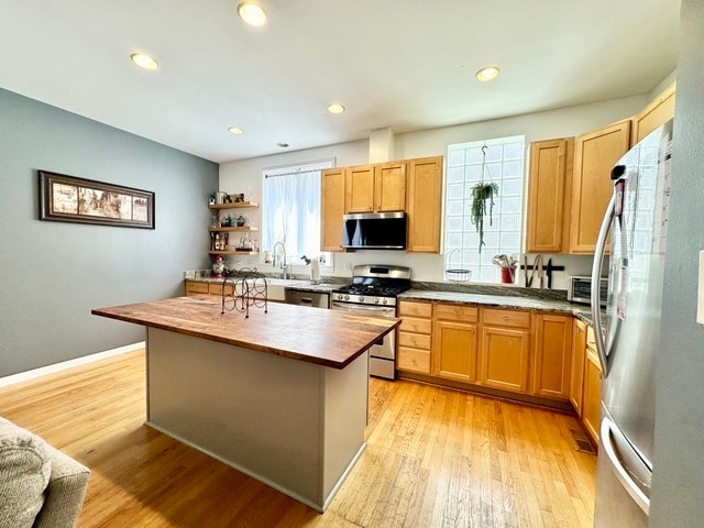 Building Photo - 4240 N Kenmore Ave