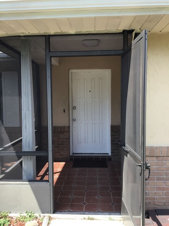 Building Photo - 2/2/2  SINGLE FAMILY IN GREAT LOCATION CALL LINDA PATTI 386.837.2882