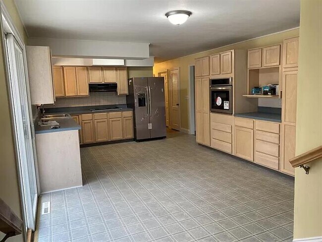 Building Photo - fully renovated 3-bedroom