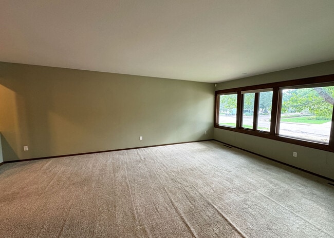 Building Photo - 2970 Shoreham Cir