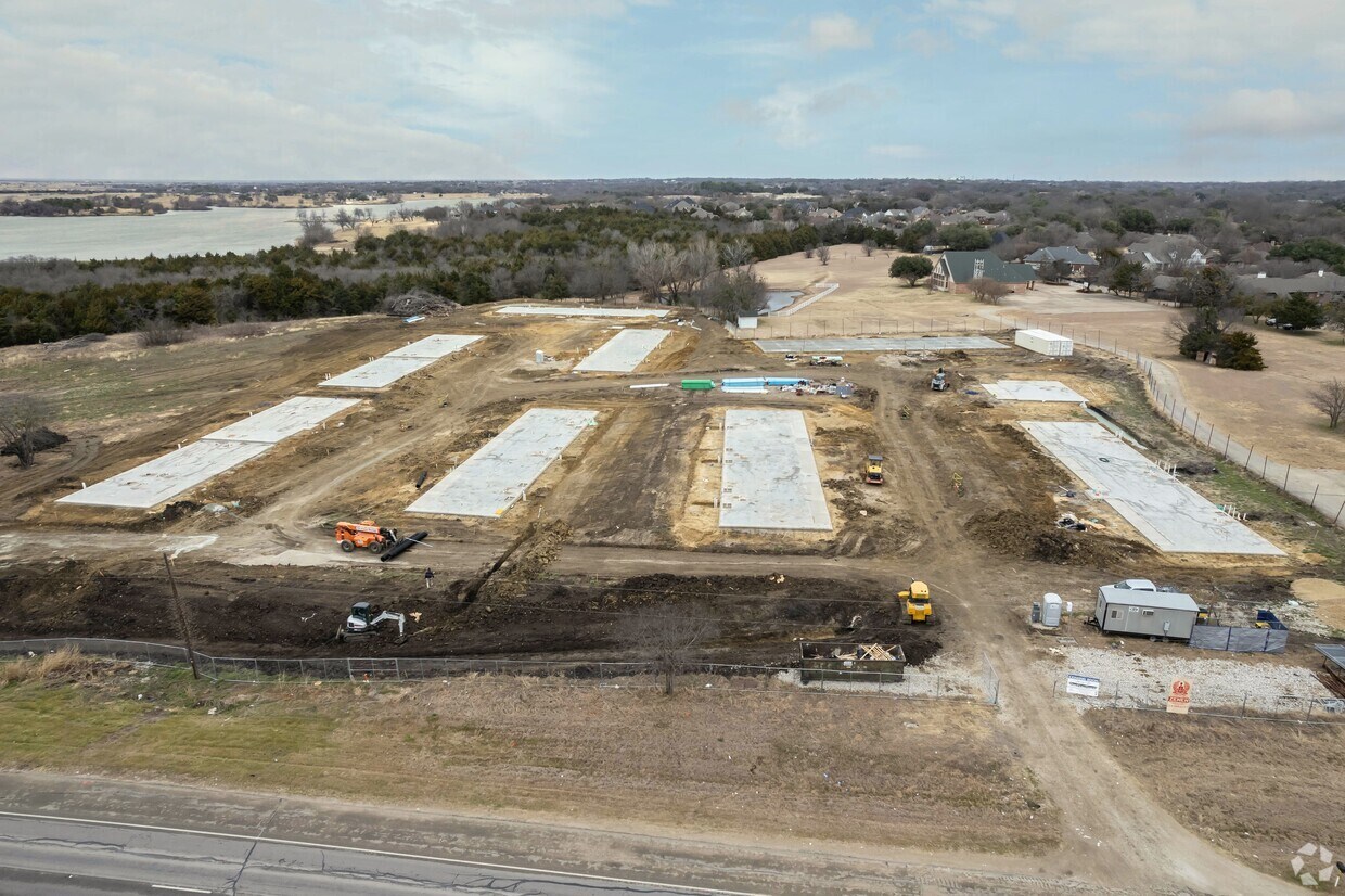 LakeRidge Villas Apartments in Ennis, TX