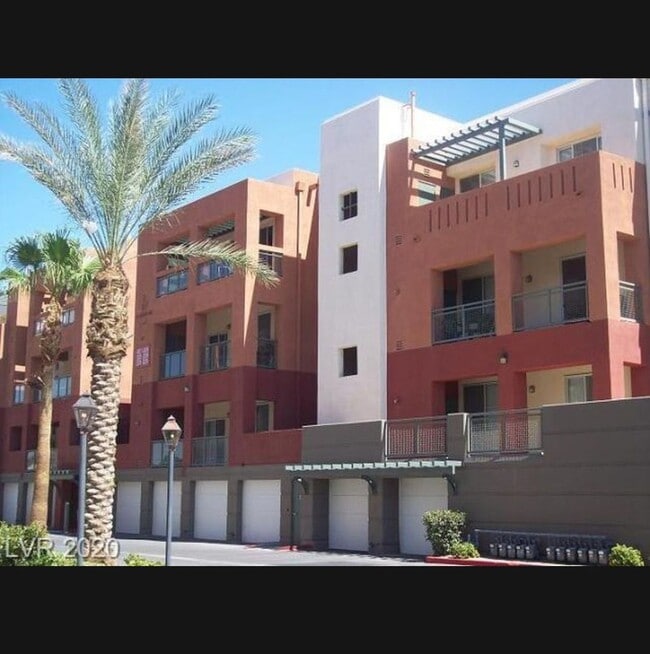 Building Photo - Luxury one bedroom south of the strip!