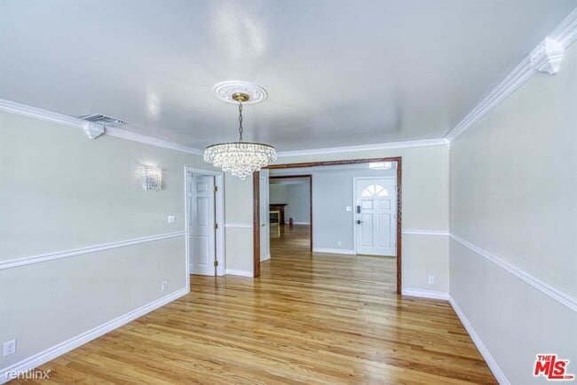 Building Photo - 3 br, 1.5 bath House - 2686 N Beverly Glen...