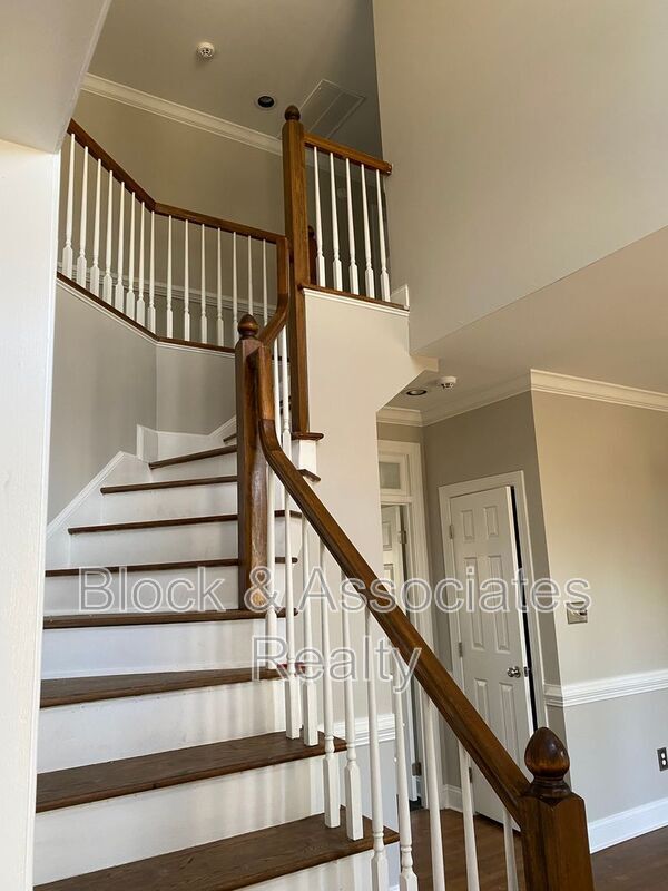 Building Photo - 104 Wall Creek Dr