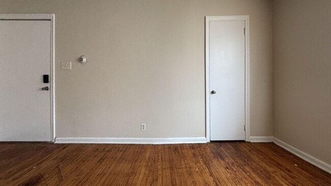 Building Photo - 208 E Albanus St