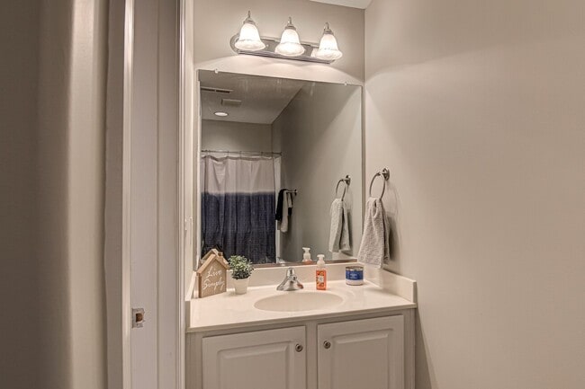 Building Photo - Gorgeous 3 bedroom Fully Furnished Propert...