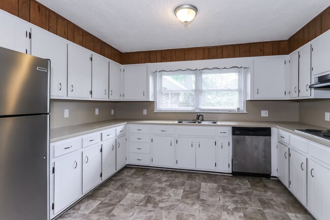 Building Photo - Spacious Brick Home