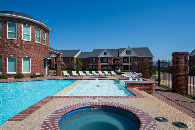 Pool - Colonial Crossing Apartments