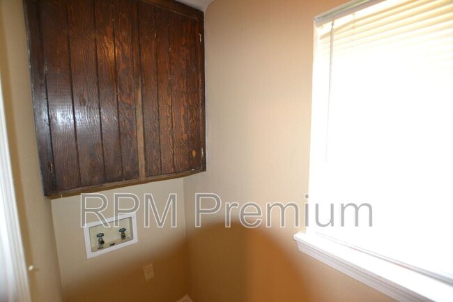 Foto del edificio - 2150 N Sherwood Forest Dr