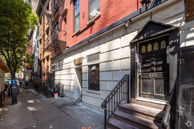 Foto del edificio - 135 Waverly Pl