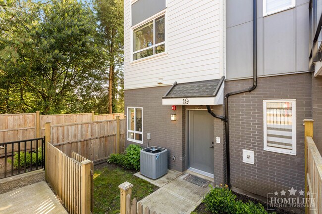 Photo du bâtiment - Stunning 3 Bed 3 Bath + Flex Townhouse for Rent in Willoughby!
