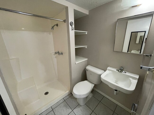 Foto del edificio - Studio apartment 1/2 block from campus! Re...