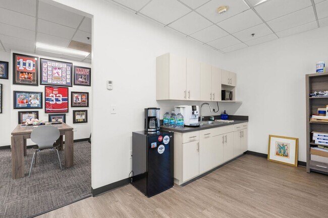 Building Photo - 2701 N Rocky Point Dr