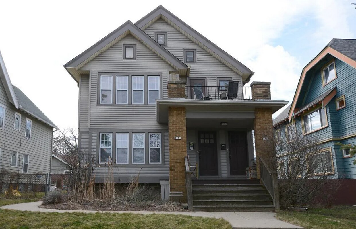 Primary Photo - 2131 N Hi Mount Blvd