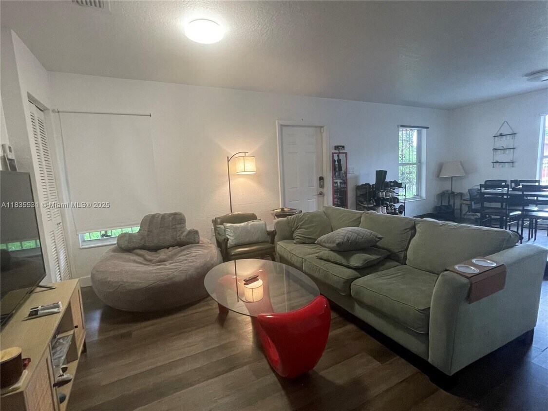 Foto del edificio - 6316 NW 1st Ct