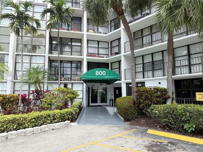Building Photo - 800 Parkview Dr