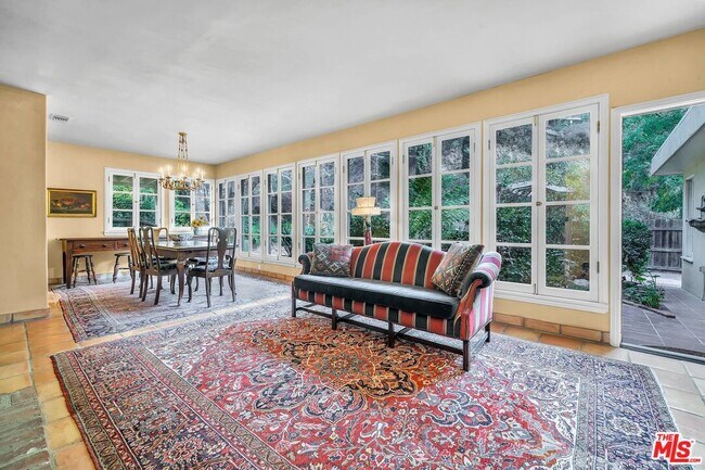 Foto del edificio - 2139 Nichols Canyon Rd