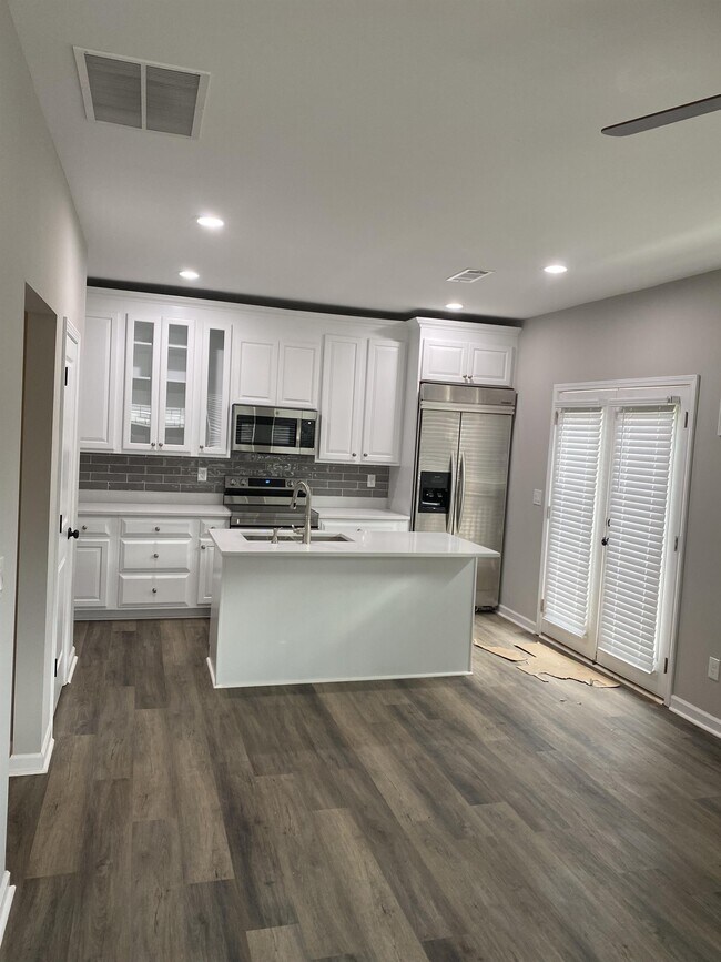 Building Photo - 48 Claire Dr SE